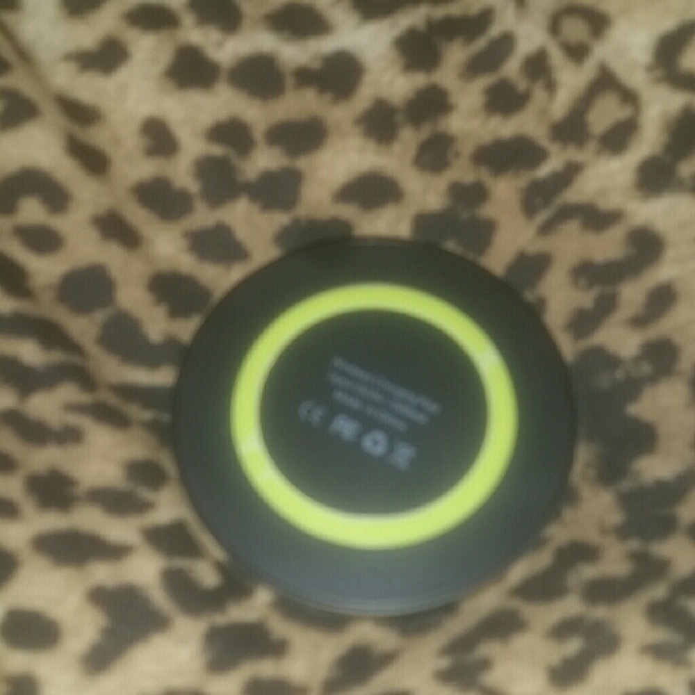 Wireless charging base. - Picture 2 of 4
